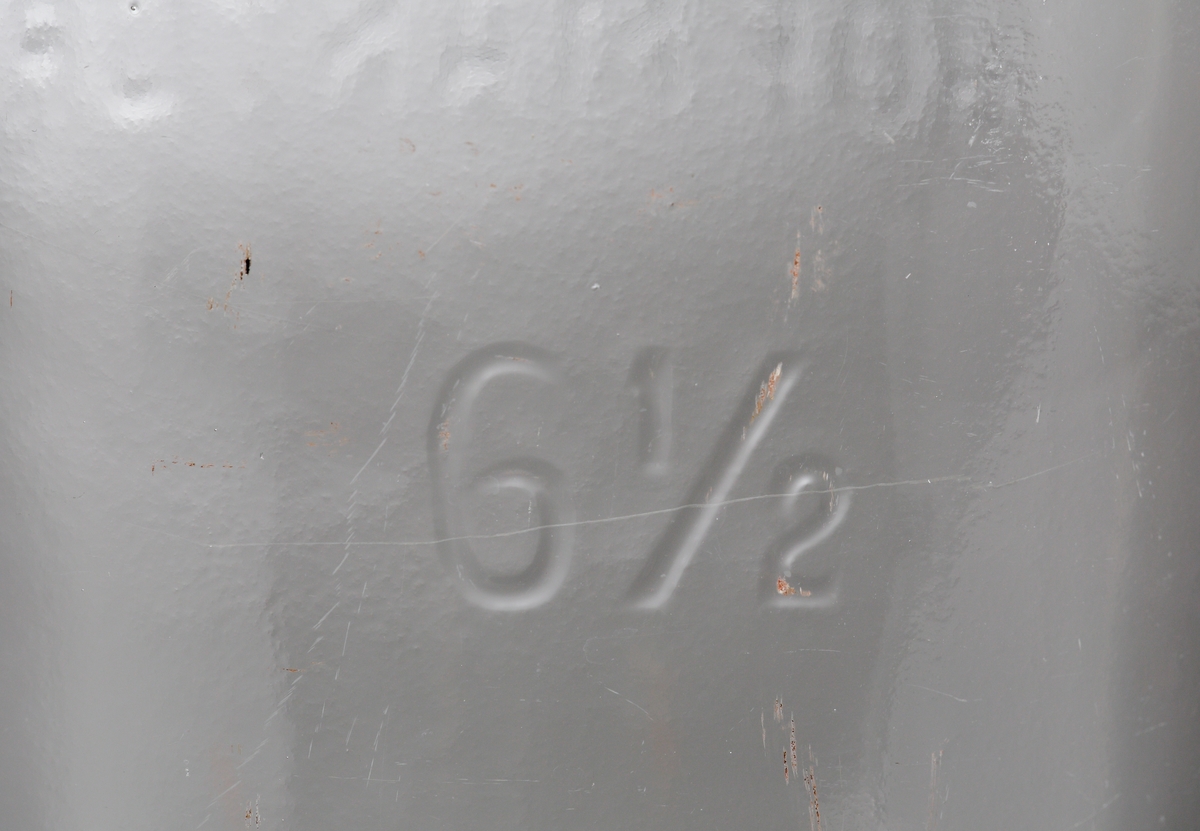 Konserveringsburk med lock.
Tillverkad på Sandviks glasbruk.
Cylindrisk, kraftig krage, planslipad matt mynning.
Upphöjd relief med text: "Sandviks glasbruk Hofmantorp"
Blåst i tvådelad form. Locket pressat.
