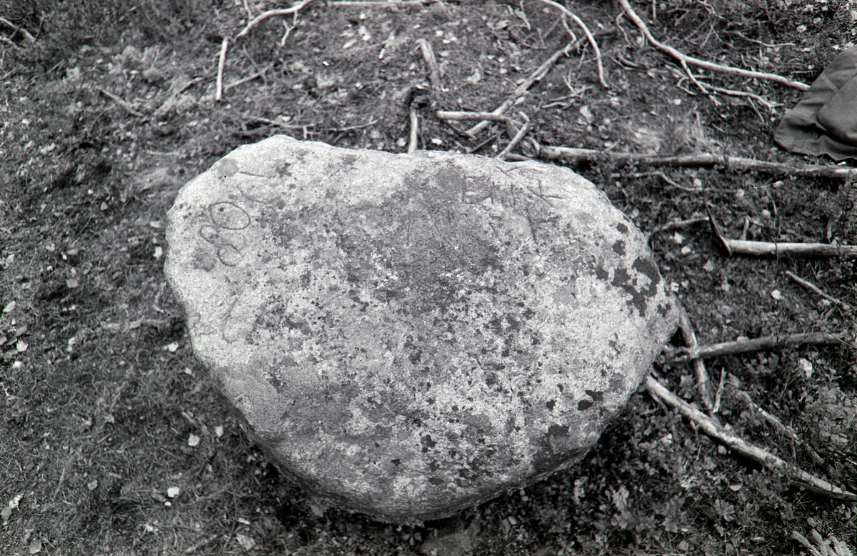 Finnvegen ved Brutjernet, Grue, Finnskog, Solør. Stein med innskripsjon.
