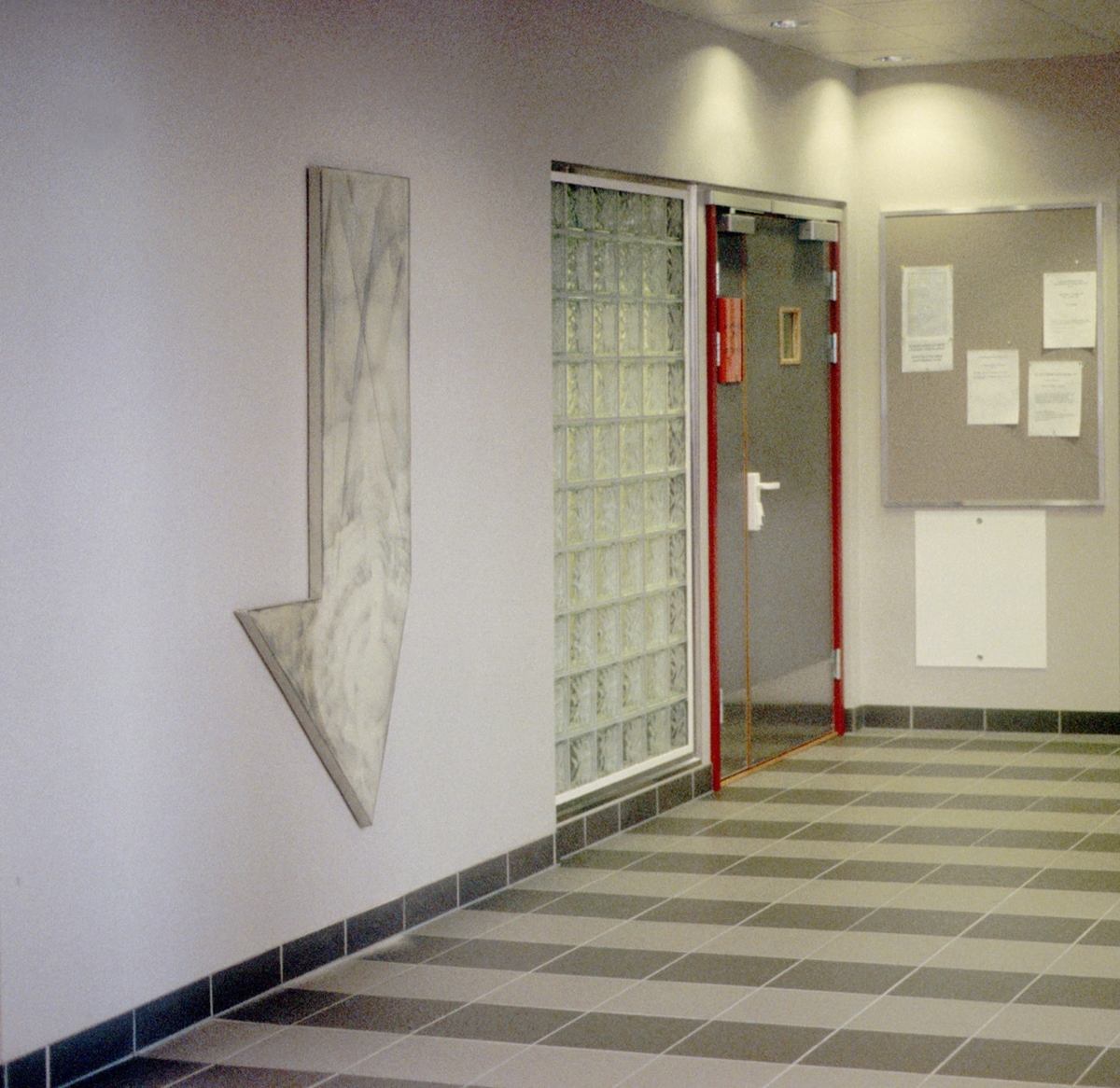 Kunstneren har snekret en form som hun har strukket et bomullslerret over, og på dette har hun tegnet med blyant og malt med en egen blanding av PVA-lim og tørrpigmenter. Kunstverket inngår i en utsmykning som omfatter totalt 10 arbeider.
