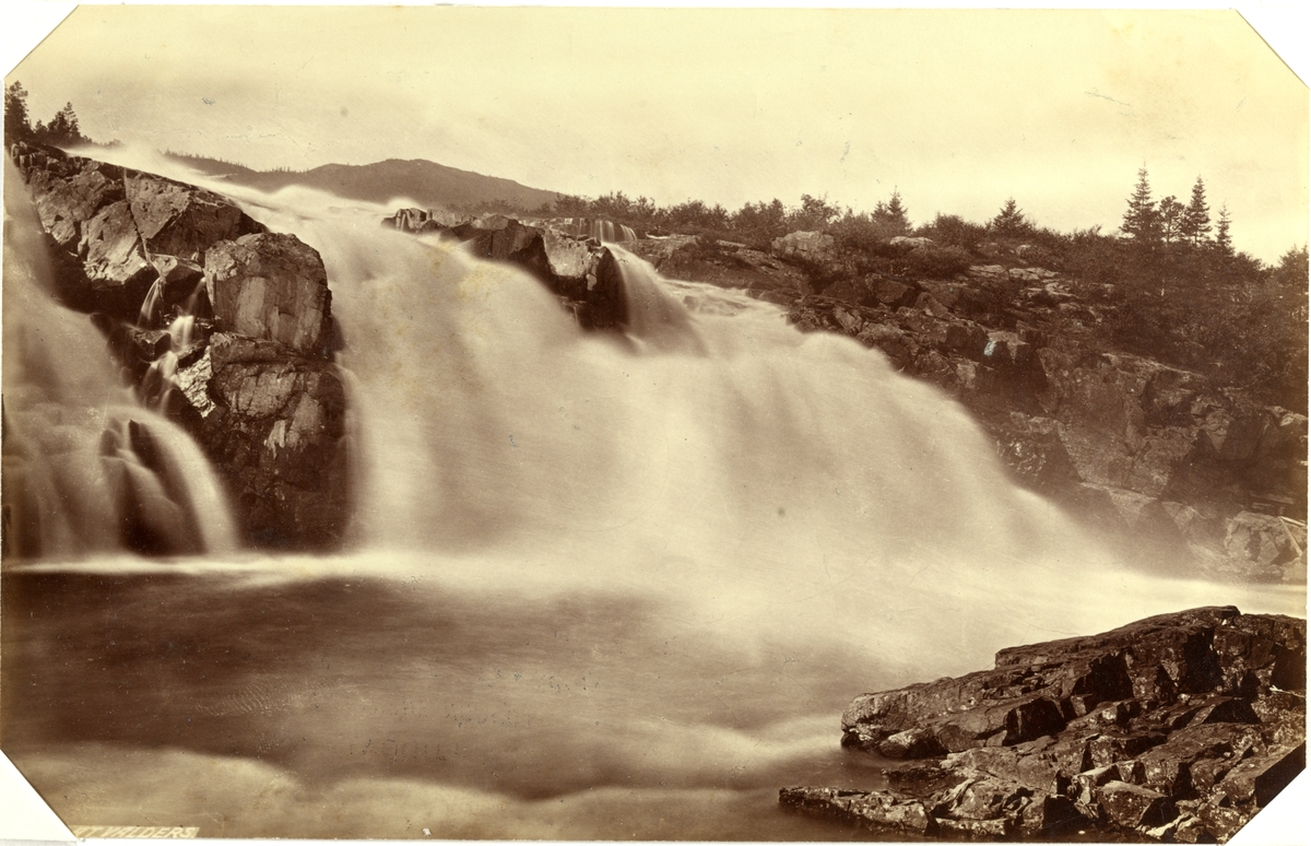 Foss på ukjent sted i Valdres. Fotografert mellom 1870 og 1886.