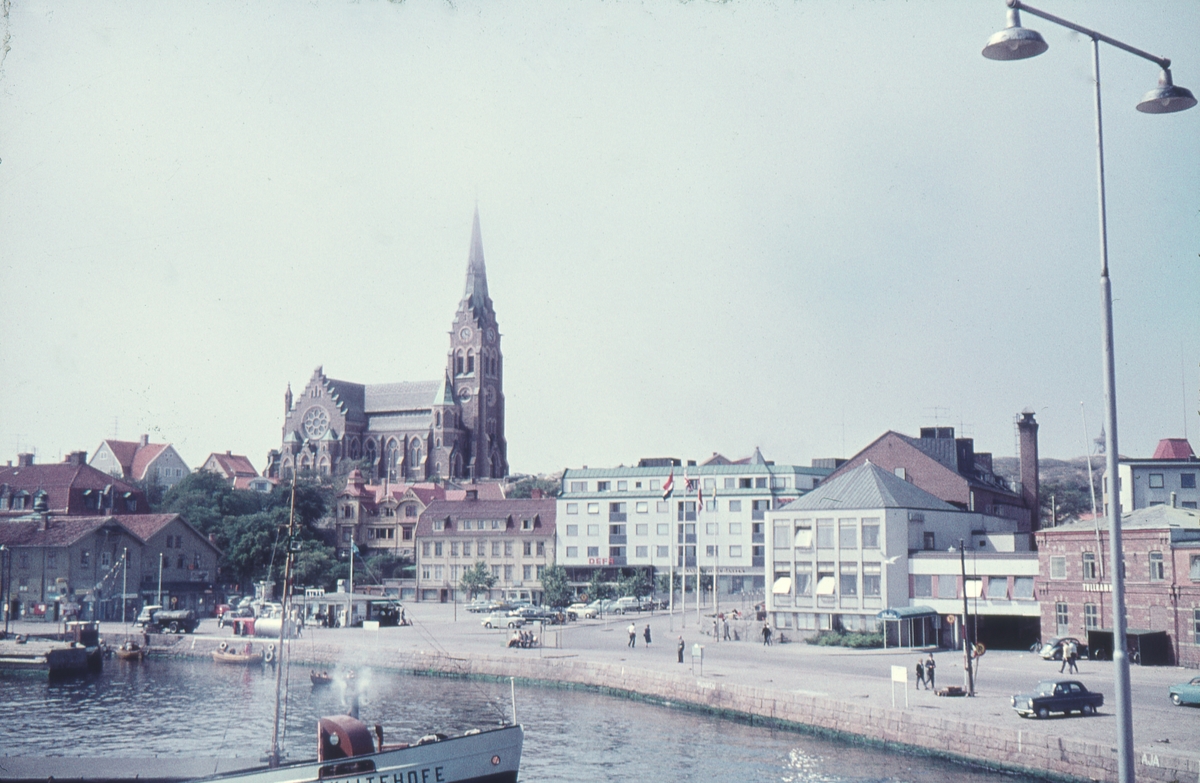 Lysekils kyrka tronar över hamnen