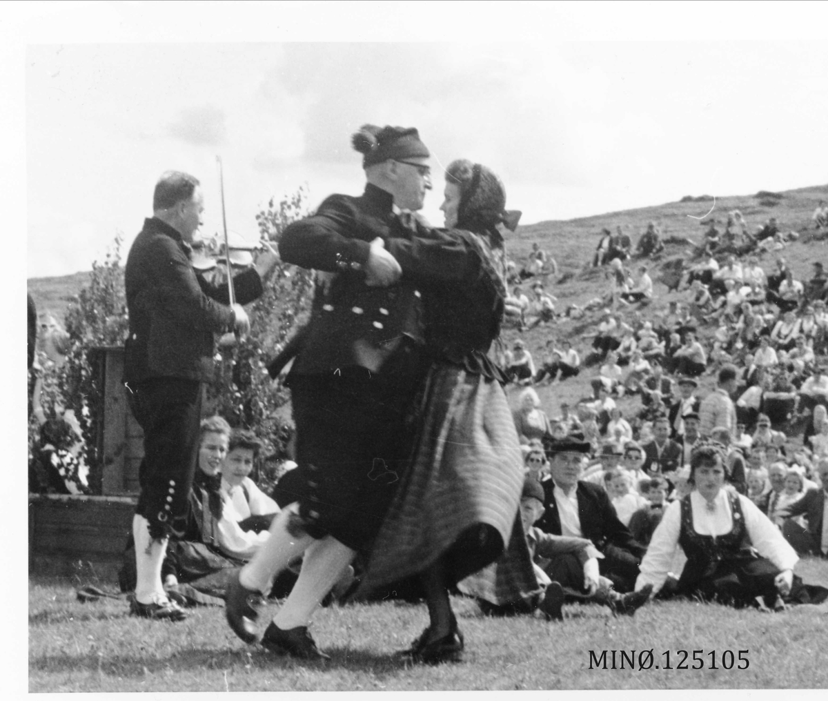 Dobbeltpols; Iver Tønset frå Røros og Agnes Falkberget(gift Tyvoll). Spellemann er Jørgen Tamnes. Leikarringen frå Vingelen sit. 