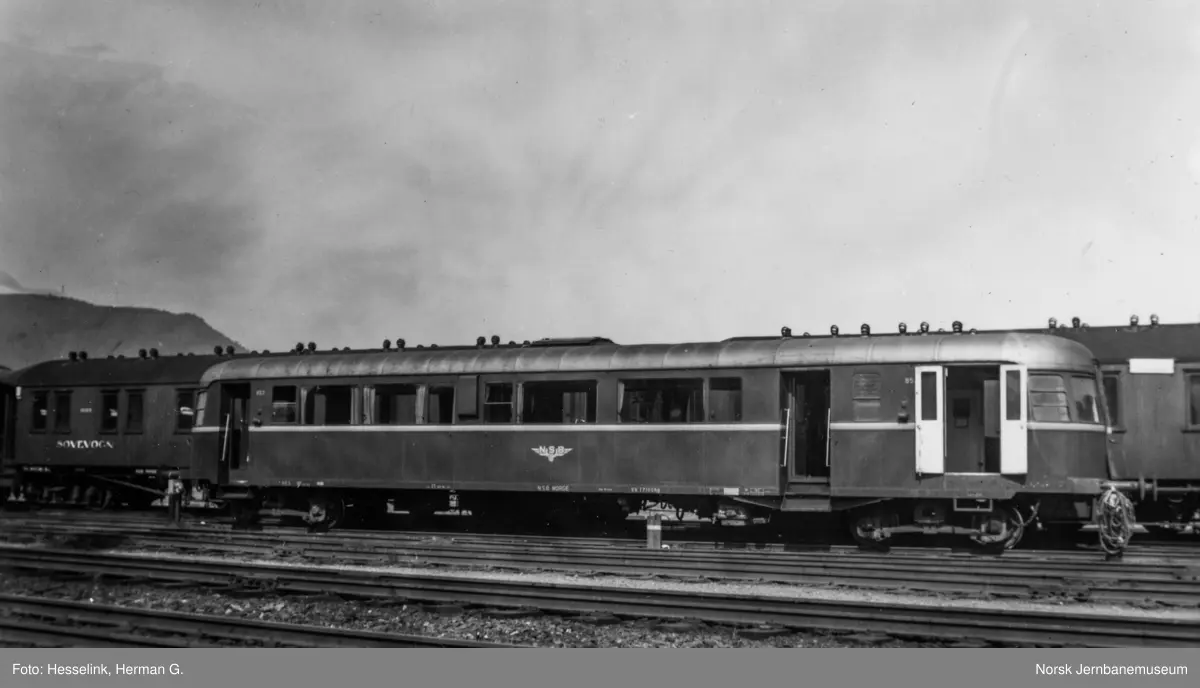 Tilhengervogn for dieselmotorvogntog litra BFox4a nr. 853 på Trondheim stasjon