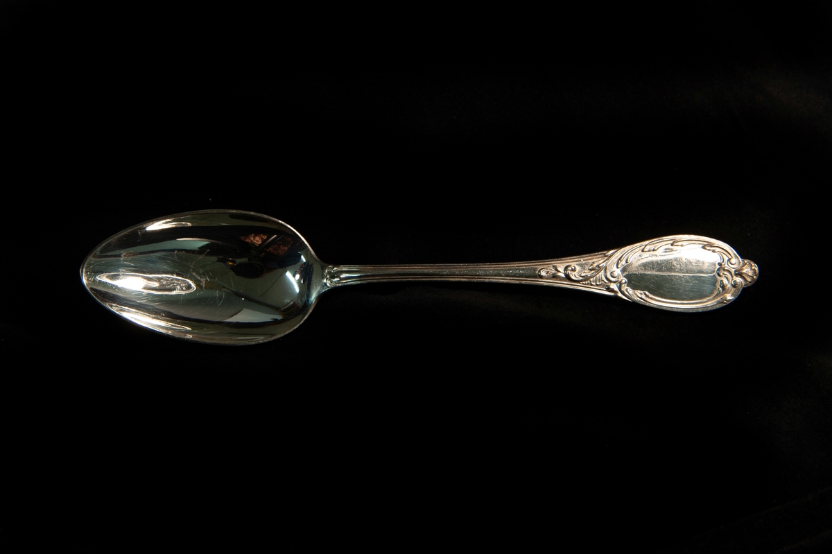 En soppsked av silver. Modell i rokokostil.  
Jfr JM 19937:a-j.
