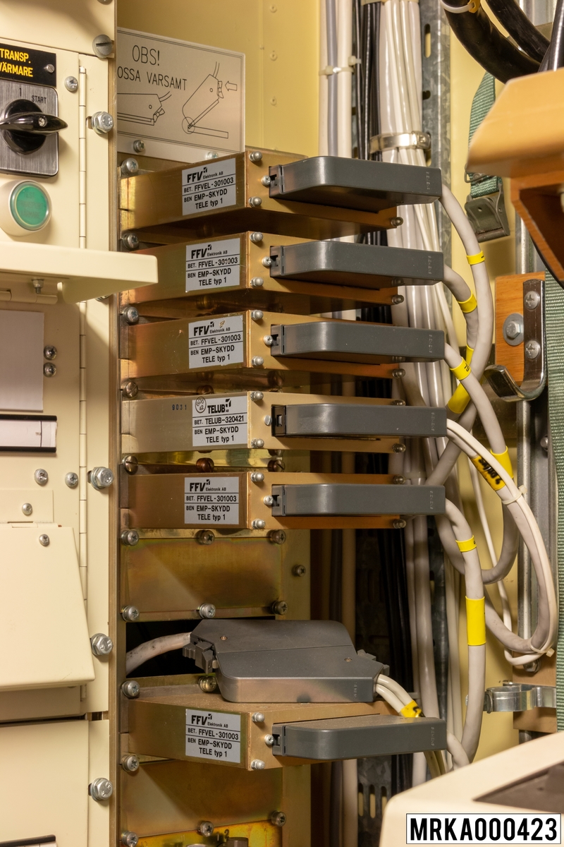 Avstörningsenhet tele innehåller transientskydd (EMP-skydd), vilka förhindrar skador på kärrans utrustningar vid överspänningar orsakade av t ex atmosfäriska störningar eller vid elektromagnetiska pulser från kärnladdningsexplosioner (EMP= elektromagnetisk puls).