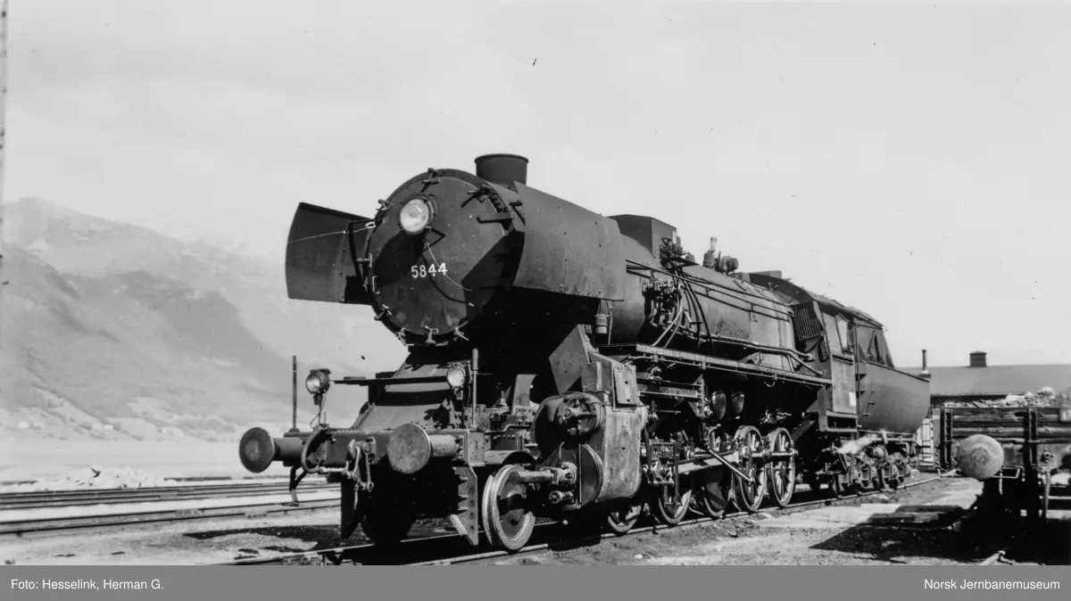 Damplokomotiv type 63a nr. 5844 ved lokomotivstallen i Åndalsnes