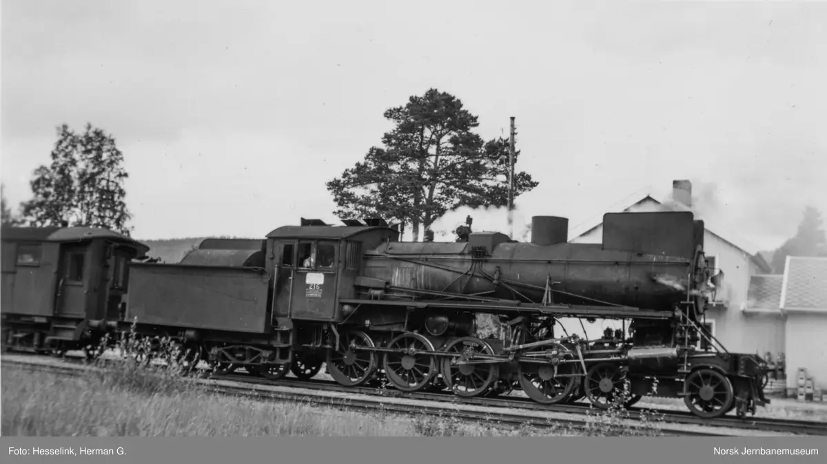 Damplokomotiv type 26a nr. 216 med dagtoget fra Oslo Ø til Trondheim over Røros, tog 301, på Auma stasjon