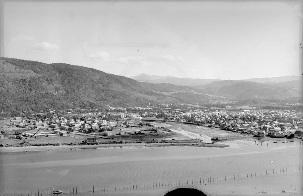 Mosjøen sett fra over Marsøra. Med Bordvedneset og munningen på Skjerva som møter Vefsna.