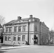 I hörnet av Repslagaregatan och Kungssgatan i Linköping låg fram till 1970-talets början denna bedagade skönhet. Dokumentation av Östergötlands museum kort före rivningen.