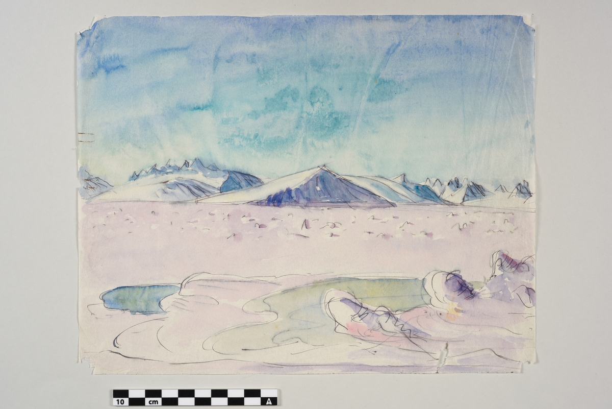 Seks stykk ark av tynt nesten transparent papir med samme størrelse.
Det er et maleri med transparente, vannoppløselige farger på alle arkene. Motivet er et panorama av et snødekket fjellandskap som strekker seg over de seks bildene.