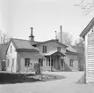 Gårdshus vid Kungsgatan 17 i Linköping. Reveterat trähus i en våning med farstukvist med lövsågeri åt öster. Vindsvåning med två fönster bred frontespis. Huset ägdes 1878 av skolläraren i Sjögestad, August Palmgren. En ritning till ombyggnad detta år är signerad byggmästarna August Påhlman och Oskar Göransson. Här är byggnaden dokumenterad av Östergötlands museum kort före rivning.