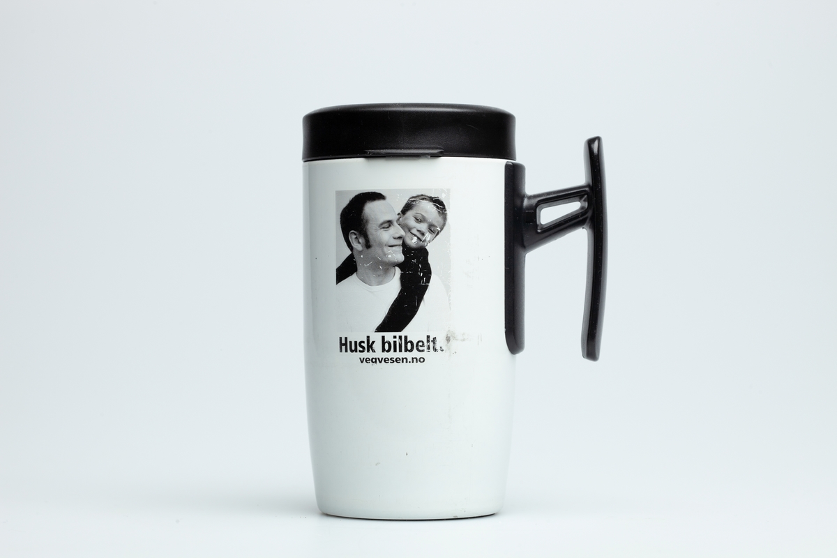 En hvit Statoilkopp med hank og med skrulokk i hardplast med blank. 
Skrulokket har en mekanisme som kan åpne og lukke for et lite hull, der man kan drikke kaffe gjennom. På lokket er tallet 2011 preget inn i plasten. På koppen er logo til Statoil og Statens vegvesen. Det er en fotografi fra bilbeltekampanjen til Statens vegvesen. Det er et fotografi av en gutt som holder armen rundt pappaen sin. Armen på gutten likner på et bilbelte. Det er en oransje etikett på koppen med Statoillogo, en strekkode og tallet 12.

Siden Statoilkoppen ble lansert i 2004 har den vært meget populær blant Norges bilister. Ved kjøp av koppen får bilisten gratis kaffe på alle Statoil stasjoner i landet, når bare vedkommende bruker Statoilkoppen. Det blir solgt ca. 400.000 Statoilkopper hvert år. Hvert år bytter koppen design.

Samlet inn i forbindelse med MiAs prosjekt Bensinstasjoner i Akershus 2016-2018.