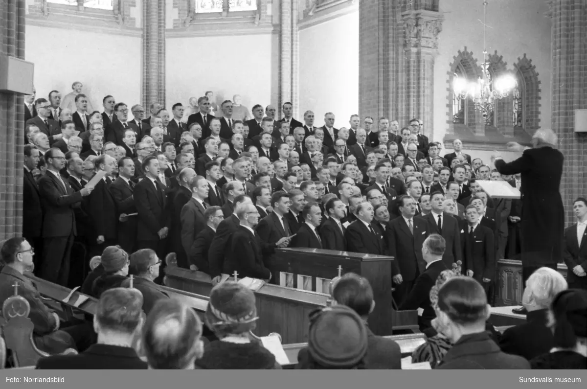 SCA-kören sjunger i GA-kyrkan då avgående direktör Axel Enström avtackas.