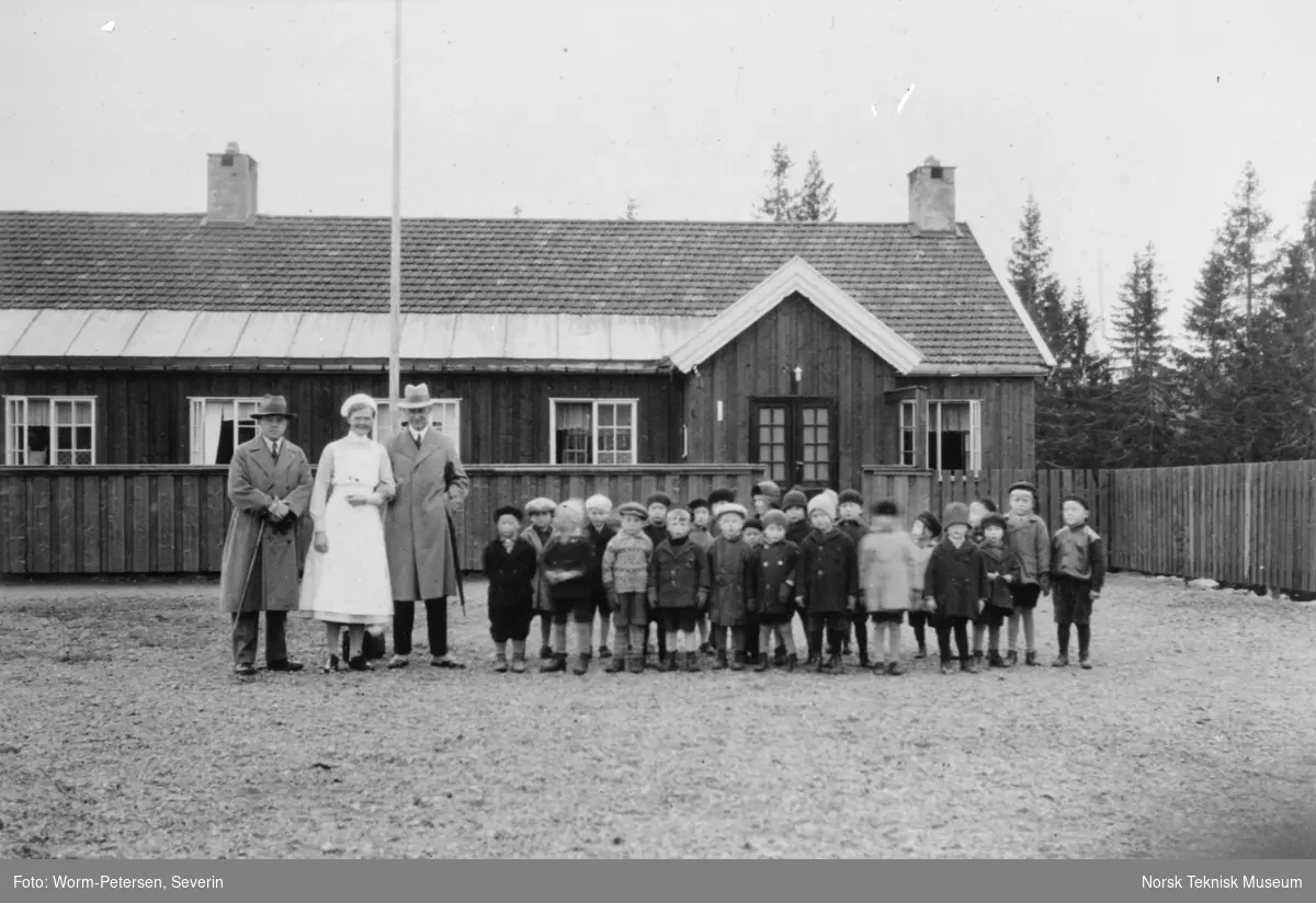 Barn (utenfor skole?)