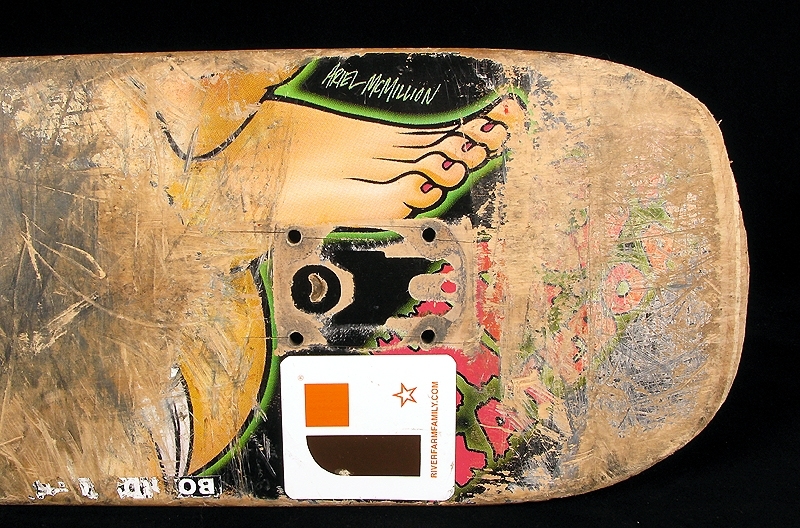 a) skateboardbräda av trä. Hjul saknas. Mått: längd 77,5 cm, bredd 19 cm, tjocklek 1 cm.
b1-b2) svarta skateskor. Märke: DC Shoe.
Märkning: "DCSHOECOUSA".
 Mått: längd 23 cm, bredd 9 cm, höjd 8,5 cm.
c1-c2) vita skateskor.  Märke: DC Shoe. 
Märkning: "DCSHOECOUSA". 
Mått: längd 22 cm, bredd 8, 5 cm, höjd 8,5 cm.