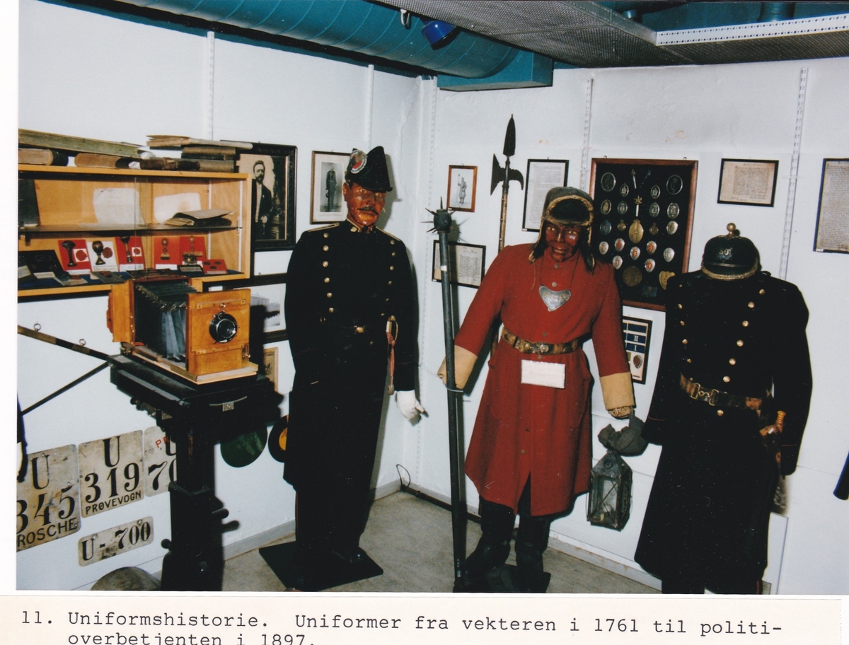 Album med foto fra utstillingen i kjelleren på politistasjonen i Trondheim fra 1975-1992, med forord av Knut Sivertsen