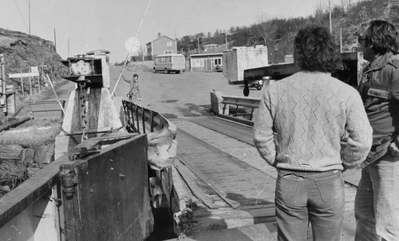 Leirfjord, Leinesodden. Bommen senkes for siste gang på det gamle ferjeleiet. 
Pressebilde fra Helgeland arbeiderblad.