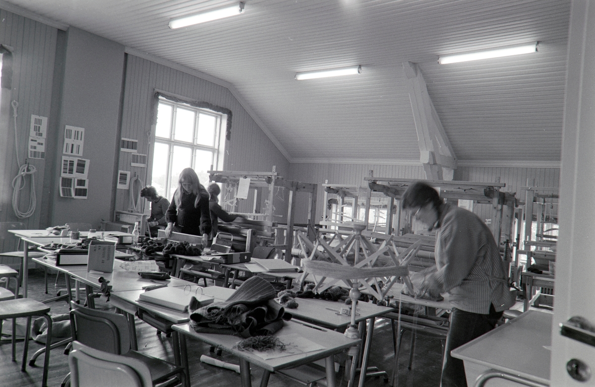 HAMAR KATEDRALSKOLE. TILBYGG, 3. ETG. MOT NORD. Over gymsalen, vevlinje.