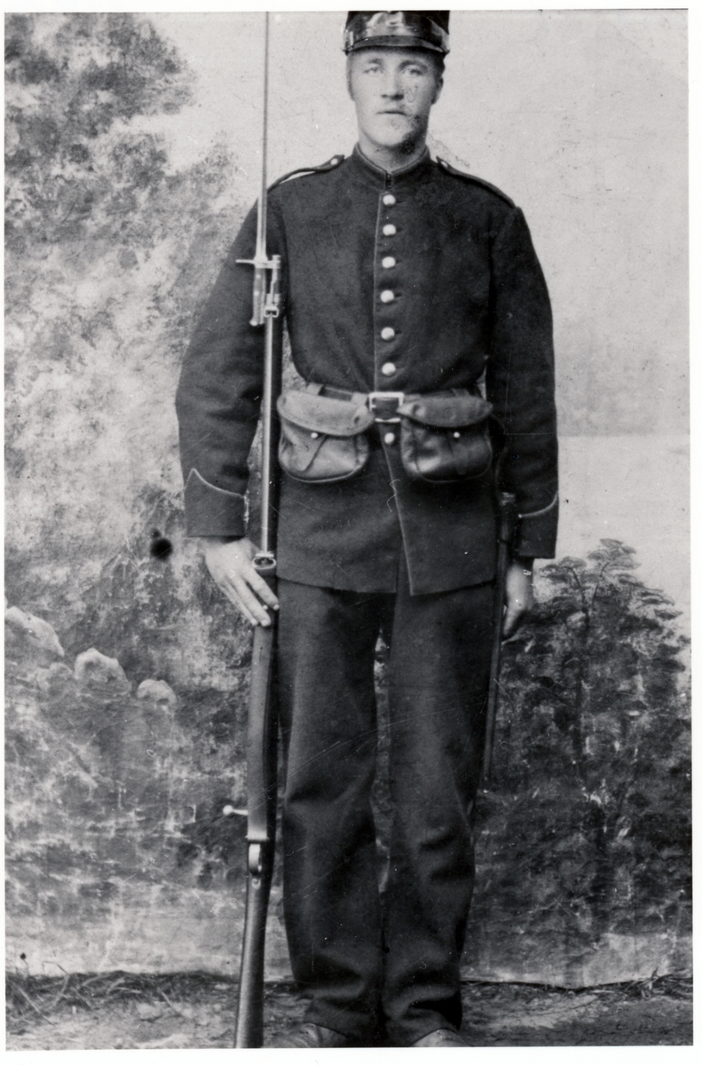 Micael Johansen fra Grunnfarnes i militæruniform. Ca 1900.