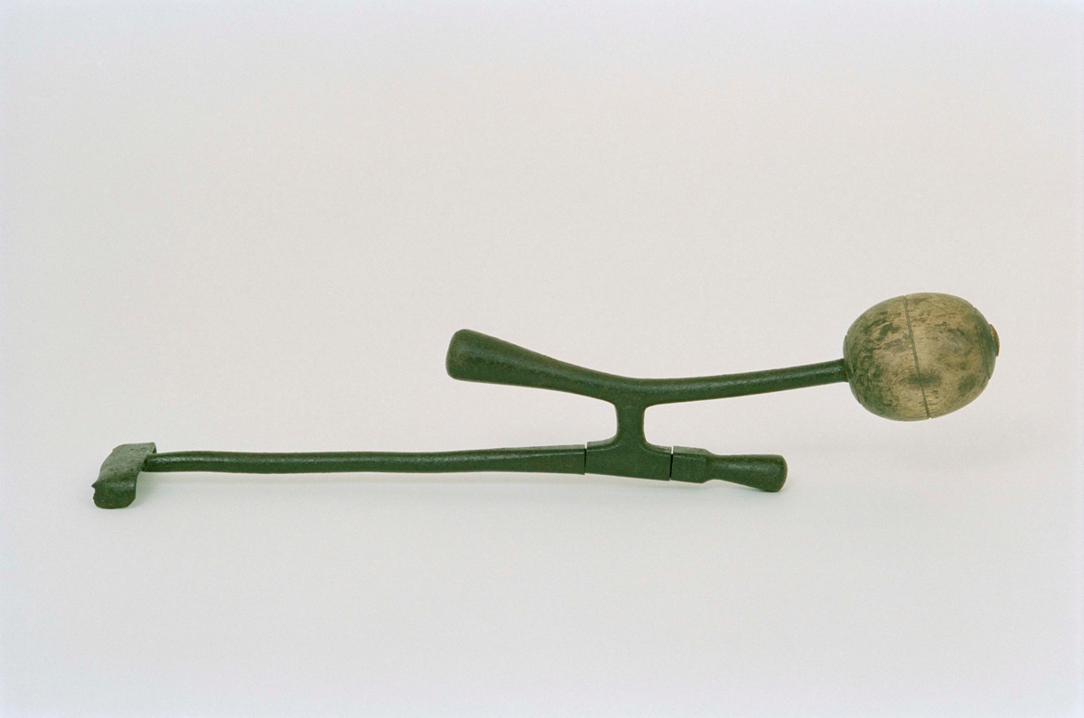 Verkjärn av järn med klotformigt handtag av trä.
Använt av hovslagare för att verka hovarna innan skoning.