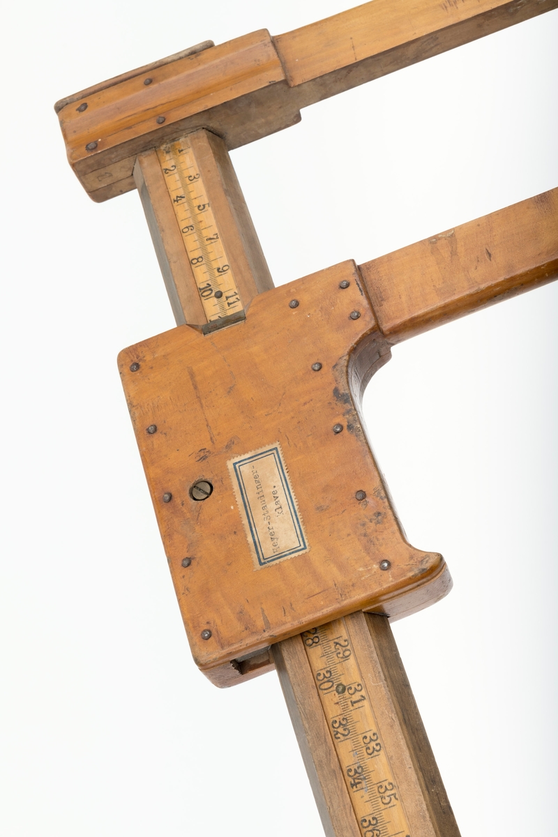 Uvanlig stor måleklave, såkalt «skyveklave», for diameterundersøkelser av stående trær og tømmerstokker. Klaven er lagd av tre. Den har en 101,9 centimeter lang linjal (inkludert den delen som er tappet gjennom den faste klavearmen). Klavelinjalen er 5,0 centimeter bred og snaut 1,4 centimeter tjukk. I den ytre enden er det påtappet en fast klavearm som er 50,6 centimeter lang, hvorav 43,0 centimeter er på den sida av linjalen som skulle vendes mot det objektet som skulle måles. Klaven har også en bevegelig arm, dimensjonert og formet som den faste, men innfestet et 15,7 centimeter langt og 9,5 centimeter bredt (midtmål) handtak, som brukes til å manøvrere den bevegelige armen langs klavelinjalen. Handtaket har en messingskrue, som antakelig skulle kunne regulere friksjonen mellom den bevegelige klavearmen og linjalen. Treverket i linjalen har en påtrykt måleskala med strekmarkeringer med centimetermål på den ene flatsida. Målene avleses der innerkanten av den bevegelige armen møter linjalen når klavearmene ligger an mot barken eller yteveden på trær eller tømmerstokker som skal diametermåles.

Dette er en tyskprodusert tømmerklave, lagd for diametermålinger i et skogbruk der det kunne forekomme trestammer med diametermål som var langt større enn dem som var vanlige i norsk skogbruk. Klavertypen skal særlig ha vært brukt under taksasjonsarbeid.

Eldre gjenstandsbeskrivelse:
«Klaven er lakkert lys brun. Armene er 4 cm brede og 1, 7cm tykke. Mot spissene er de messingbeslått. Den beveglige armen har et kraftig håndtak, 15, 8cm langt og 9, 5cm bredt. Den kan låses med en messingskrue. Denne klaven er en s. k. Heyer-Standinger-klave s om ble brukt mye til taksasjon.»