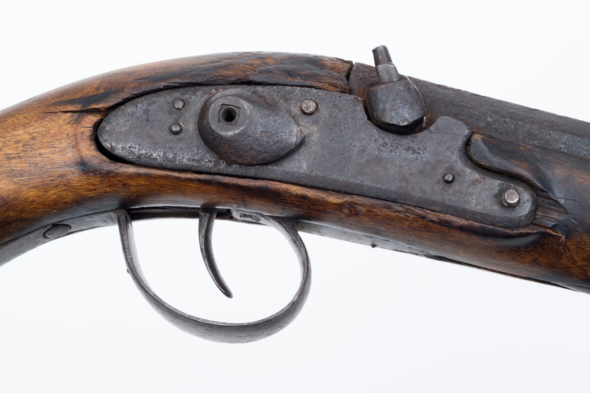 Giverens bestefar, Anders Mikkelsen Svenneby, husket at pistolen ble brukt til å skremme ulv med ca. 1840.