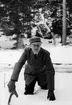 Thure Elgåsen vadar i snö i Vitsandsbäcken.
Vinterbild.
9 mars 1945.