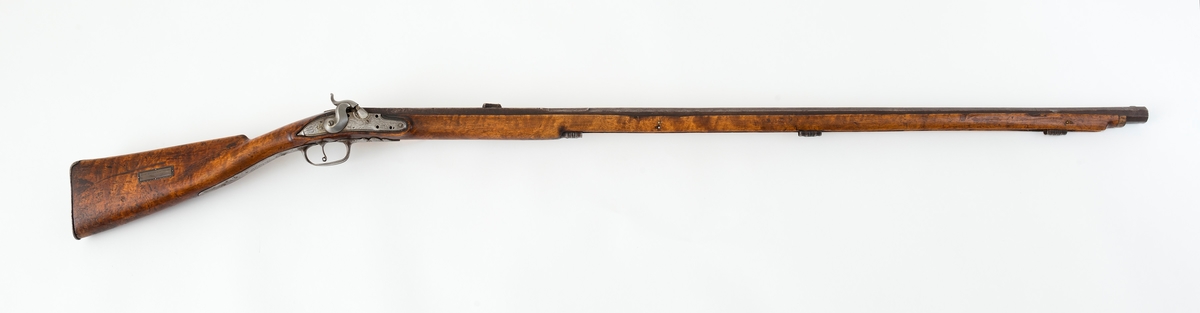 Enkeltløpet «østerdalsrifle» med kassepipe, har opprinnelig hatt flintlås, men er seinere omgjort til perkusjon for rundkule. Børsepipas kammerende (ca. 28, 5 cm) har firkantet tverrsnitt med en inskripsjon/dekor på oversida. Inskripsjonen er vanskelig lesbar, men omfatter muligens sifrene «3235». Pipemunningen er åttekantet, så vel utvendig som i løpsmunningen, som har en diameter på cirka 14 millimeter. På pipas «sidefalser», cirka 9-10 centimeter foran det bakre siktet (skuret), er det slått inn fire kronestempler.  Underbeslaget er 28, 5 centimeter langt.  Den bakre delen av denne komponenten er glatt, med unntak av to gjennombrudte skuehull.  Den fremre delen av underbeslaget er profilert, som en treleddet knopp.  Sjølve avtrekkerbøyla har elipseform, som også gjentas i overflateprofilering. Stokken er lagd av brunbeiset bjørk. Ladestokken mangler. Den har vært festet med tre rørkner. Kolben har kinntre. Stokken er sprukket på motsatt side av kammeret. Låseblikket har inngravert rankedekor og initialer, «T. T. S. » eller muligens «J. T. S. » (i så fall antakelig for Jo Tjøstolson). Over sprekkdannelsen på venstre side av stokken er det dels felt inn, dels fastskrudd et rankeformet jernbeslag. Kolbeenden er beskyttet av ei jernkappe. Kolba har ei påspikret sølvplate med følgende innskrift: «Denne riflen har tilhørt Jo Gjende».  Det er grunn til å tro at denne plata er påsatt av en samler som kjøpte våpenet i etter å ha blitt overbevist om at det hadde tilhørt denne legendariske jegeren.

I fenruar 2023 mottok museet følgende epost-kommentar fra børesemaker Tor Egil Mauseth, som hadde funnet omtale av dette våpenet på nettstedet Digitalt museum:

«Sidelåsen som sitter på denne børsa har tidligere vært en flintlås. Det ser man av skruehullene etter pannedeksel og fjær. Har ikke funnet kassepiper som er lengre enn denne. Det skulle tilsi at dette kan være langpipa til Jo. Langpipa ril Jo hadde jo gravert sidelås etter Langrusten. Denne har jo gravert sidelås. Vet bare om ei anna kassepipe som har gravert sidelås.»
