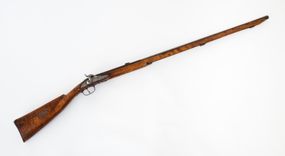 Enkeltløpet «østerdalsrifle» med kassepipe, har opprinnelig hatt flintlås, men er seinere omgjort til perkusjon for rundkule. Børsepipas kammerende (ca. 28, 5 cm) har firkantet tverrsnitt med en inskripsjon/dekor på oversida. Inskripsjonen er vanskelig lesbar, men omfatter muligens sifrene «3235». Pipemunningen er åttekantet, så vel utvendig som i løpsmunningen, som har en diameter på cirka 14 millimeter. På pipas «sidefalser», cirka 9-10 centimeter foran det bakre siktet (skuret), er det slått inn fire kronestempler.  Underbeslaget er 28, 5 centimeter langt.  Den bakre delen av denne komponenten er glatt, med unntak av to gjennombrudte skuehull.  Den fremre delen av underbeslaget er profilert, som en treleddet knopp.  Sjølve avtrekkerbøyla har elipseform, som også gjentas i overflateprofilering. Stokken er lagd av brunbeiset bjørk. Ladestokken mangler. Den har vært festet med tre rørkner. Kolben har kinntre. Stokken er sprukket på motsatt side av kammeret. Låseblikket har inngravert rankedekor og initialer, «T. T. S. » eller muligens «J. T. S. » (i så fall antakelig for Jo Tjøstolson). Over sprekkdannelsen på venstre side av stokken er det dels felt inn, dels fastskrudd et rankeformet jernbeslag. Kolbeenden er beskyttet av ei jernkappe. Kolba har ei påspikret sølvplate med følgende innskrift: «Denne riflen har tilhørt Jo Gjende».  Det er grunn til å tro at denne plata er påsatt av en samler som kjøpte våpenet i etter å ha blitt overbevist om at det hadde tilhørt denne legendariske jegeren.

I fenruar 2023 mottok museet følgende epost-kommentar fra børesemaker Tor Egil Mauseth, som hadde funnet omtale av dette våpenet på nettstedet Digitalt museum:

«Sidelåsen som sitter på denne børsa har tidligere vært en flintlås. Det ser man av skruehullene etter pannedeksel og fjær. Har ikke funnet kassepiper som er lengre enn denne. Det skulle tilsi at dette kan være langpipa til Jo. Langpipa ril Jo hadde jo gravert sidelås etter Langrusten. Denne har jo gravert sidelås. Vet bare om ei anna kassepipe som har gravert sidelås.»