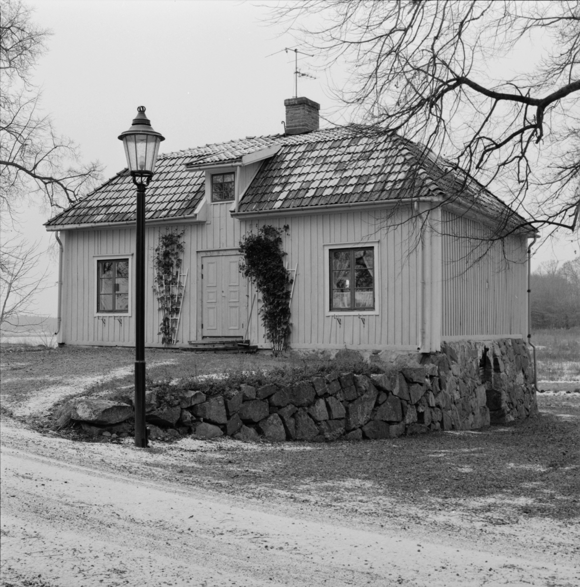 Den västra flygelbyggnaden på Hacksta gård, Enköpings-Näs socken, Uppland november 1981