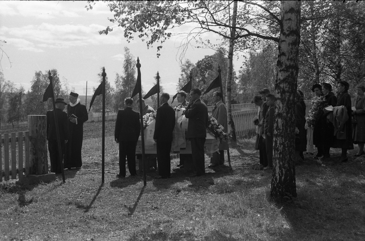 Begravelse ved Hoff kirke juni 1955. Serie på 9 bilder, der de første viser prosesjonen fra gravkapellet il grava, de øvrige ved grava. Ifølge informmant er dette begravelsen etter Ludvig Madshus som var kjøpmann i Lillo. Foraan prosesjonen går presten, som trolig er Finn Sommer, og kirketjener Pål Rødset. Nærmest bak kista trolig Ludvigs hustru Helga født Hagen, og deres to sønner Johan Ludvig (i midten) og Olav. De øvrige er ukjente.