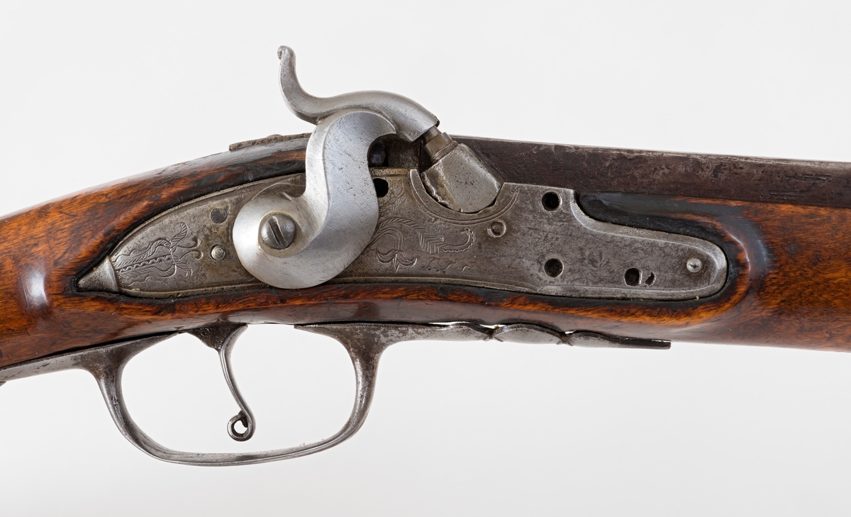 Enkeltløpet «østerdalsrifle» med kassepipe, har opprinnelig hatt flintlås, men er seinere omgjort til perkusjon for rundkule. Børsepipas kammerende (ca. 28, 5 cm) har firkantet tverrsnitt med en inskripsjon/dekor på oversida. Inskripsjonen er vanskelig lesbar, men omfatter muligens sifrene «3235». Pipemunningen er åttekantet, så vel utvendig som i løpsmunningen, som har en diameter på cirka 14 millimeter. På pipas «sidefalser», cirka 9-10 centimeter foran det bakre siktet (skuret), er det slått inn fire kronestempler.  Underbeslaget er 28, 5 centimeter langt.  Den bakre delen av denne komponenten er glatt, med unntak av to gjennombrudte skuehull.  Den fremre delen av underbeslaget er profilert, som en treleddet knopp.  Sjølve avtrekkerbøyla har elipseform, som også gjentas i overflateprofilering. Stokken er lagd av brunbeiset bjørk. Ladestokken mangler. Den har vært festet med tre rørkner. Kolben har kinntre. Stokken er sprukket på motsatt side av kammeret. Låseblikket har inngravert rankedekor og initialer, «T. T. S. » eller muligens «J. T. S. » (i så fall antakelig for Jo Tjøstolson). Over sprekkdannelsen på venstre side av stokken er det dels felt inn, dels fastskrudd et rankeformet jernbeslag. Kolbeenden er beskyttet av ei jernkappe. Kolba har ei påspikret sølvplate med følgende innskrift: «Denne riflen har tilhørt Jo Gjende».  Det er grunn til å tro at denne plata er påsatt av en samler som kjøpte våpenet i etter å ha blitt overbevist om at det hadde tilhørt denne legendariske jegeren.

I fenruar 2023 mottok museet følgende epost-kommentar fra børesemaker Tor Egil Mauseth, som hadde funnet omtale av dette våpenet på nettstedet Digitalt museum:

«Sidelåsen som sitter på denne børsa har tidligere vært en flintlås. Det ser man av skruehullene etter pannedeksel og fjær. Har ikke funnet kassepiper som er lengre enn denne. Det skulle tilsi at dette kan være langpipa til Jo. Langpipa ril Jo hadde jo gravert sidelås etter Langrusten. Denne har jo gravert sidelås. Vet bare om ei anna kassepipe som har gravert sidelås.»