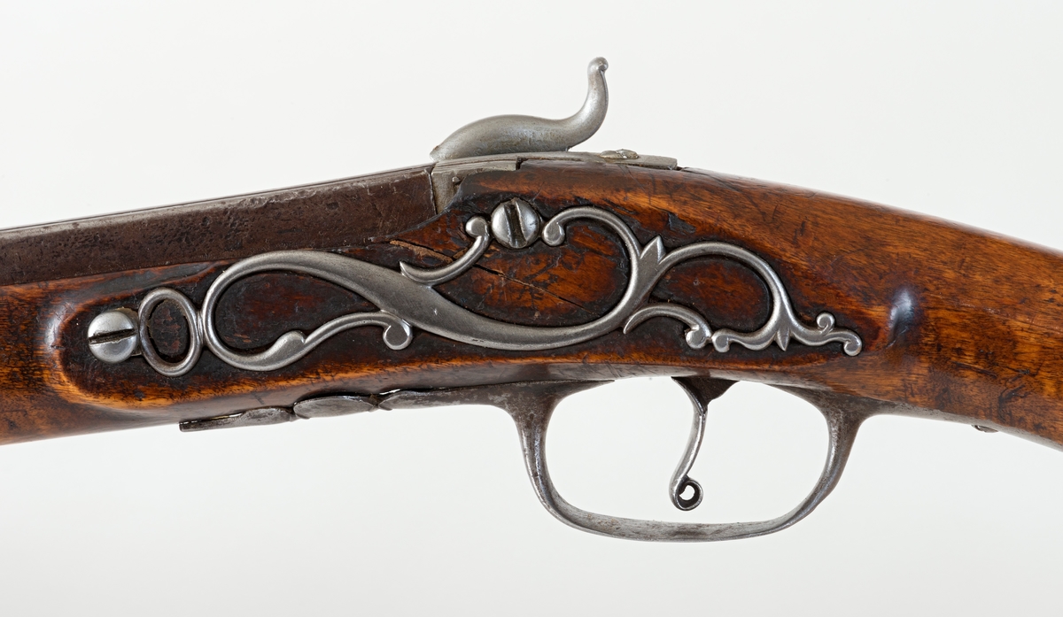 Enkeltløpet «østerdalsrifle» med kassepipe, har opprinnelig hatt flintlås, men er seinere omgjort til perkusjon for rundkule. Børsepipas kammerende (ca. 28, 5 cm) har firkantet tverrsnitt med en inskripsjon/dekor på oversida. Inskripsjonen er vanskelig lesbar, men omfatter muligens sifrene «3235». Pipemunningen er åttekantet, så vel utvendig som i løpsmunningen, som har en diameter på cirka 14 millimeter. På pipas «sidefalser», cirka 9-10 centimeter foran det bakre siktet (skuret), er det slått inn fire kronestempler.  Underbeslaget er 28, 5 centimeter langt.  Den bakre delen av denne komponenten er glatt, med unntak av to gjennombrudte skuehull.  Den fremre delen av underbeslaget er profilert, som en treleddet knopp.  Sjølve avtrekkerbøyla har elipseform, som også gjentas i overflateprofilering. Stokken er lagd av brunbeiset bjørk. Ladestokken mangler. Den har vært festet med tre rørkner. Kolben har kinntre. Stokken er sprukket på motsatt side av kammeret. Låseblikket har inngravert rankedekor og initialer, «T. T. S. » eller muligens «J. T. S. » (i så fall antakelig for Jo Tjøstolson). Over sprekkdannelsen på venstre side av stokken er det dels felt inn, dels fastskrudd et rankeformet jernbeslag. Kolbeenden er beskyttet av ei jernkappe. Kolba har ei påspikret sølvplate med følgende innskrift: «Denne riflen har tilhørt Jo Gjende».  Det er grunn til å tro at denne plata er påsatt av en samler som kjøpte våpenet i etter å ha blitt overbevist om at det hadde tilhørt denne legendariske jegeren.

I fenruar 2023 mottok museet følgende epost-kommentar fra børesemaker Tor Egil Mauseth, som hadde funnet omtale av dette våpenet på nettstedet Digitalt museum:

«Sidelåsen som sitter på denne børsa har tidligere vært en flintlås. Det ser man av skruehullene etter pannedeksel og fjær. Har ikke funnet kassepiper som er lengre enn denne. Det skulle tilsi at dette kan være langpipa til Jo. Langpipa ril Jo hadde jo gravert sidelås etter Langrusten. Denne har jo gravert sidelås. Vet bare om ei anna kassepipe som har gravert sidelås.»