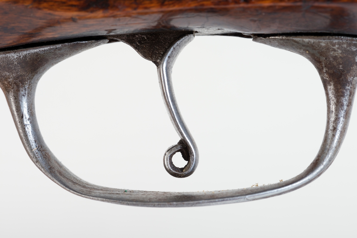 Enkeltløpet «østerdalsrifle» med kassepipe, har opprinnelig hatt flintlås, men er seinere omgjort til perkusjon for rundkule. Børsepipas kammerende (ca. 28, 5 cm) har firkantet tverrsnitt med en inskripsjon/dekor på oversida. Inskripsjonen er vanskelig lesbar, men omfatter muligens sifrene «3235». Pipemunningen er åttekantet, så vel utvendig som i løpsmunningen, som har en diameter på cirka 14 millimeter. På pipas «sidefalser», cirka 9-10 centimeter foran det bakre siktet (skuret), er det slått inn fire kronestempler.  Underbeslaget er 28, 5 centimeter langt.  Den bakre delen av denne komponenten er glatt, med unntak av to gjennombrudte skuehull.  Den fremre delen av underbeslaget er profilert, som en treleddet knopp.  Sjølve avtrekkerbøyla har elipseform, som også gjentas i overflateprofilering. Stokken er lagd av brunbeiset bjørk. Ladestokken mangler. Den har vært festet med tre rørkner. Kolben har kinntre. Stokken er sprukket på motsatt side av kammeret. Låseblikket har inngravert rankedekor og initialer, «T. T. S. » eller muligens «J. T. S. » (i så fall antakelig for Jo Tjøstolson). Over sprekkdannelsen på venstre side av stokken er det dels felt inn, dels fastskrudd et rankeformet jernbeslag. Kolbeenden er beskyttet av ei jernkappe. Kolba har ei påspikret sølvplate med følgende innskrift: «Denne riflen har tilhørt Jo Gjende».  Det er grunn til å tro at denne plata er påsatt av en samler som kjøpte våpenet i etter å ha blitt overbevist om at det hadde tilhørt denne legendariske jegeren.

I fenruar 2023 mottok museet følgende epost-kommentar fra børesemaker Tor Egil Mauseth, som hadde funnet omtale av dette våpenet på nettstedet Digitalt museum:

«Sidelåsen som sitter på denne børsa har tidligere vært en flintlås. Det ser man av skruehullene etter pannedeksel og fjær. Har ikke funnet kassepiper som er lengre enn denne. Det skulle tilsi at dette kan være langpipa til Jo. Langpipa ril Jo hadde jo gravert sidelås etter Langrusten. Denne har jo gravert sidelås. Vet bare om ei anna kassepipe som har gravert sidelås.»
