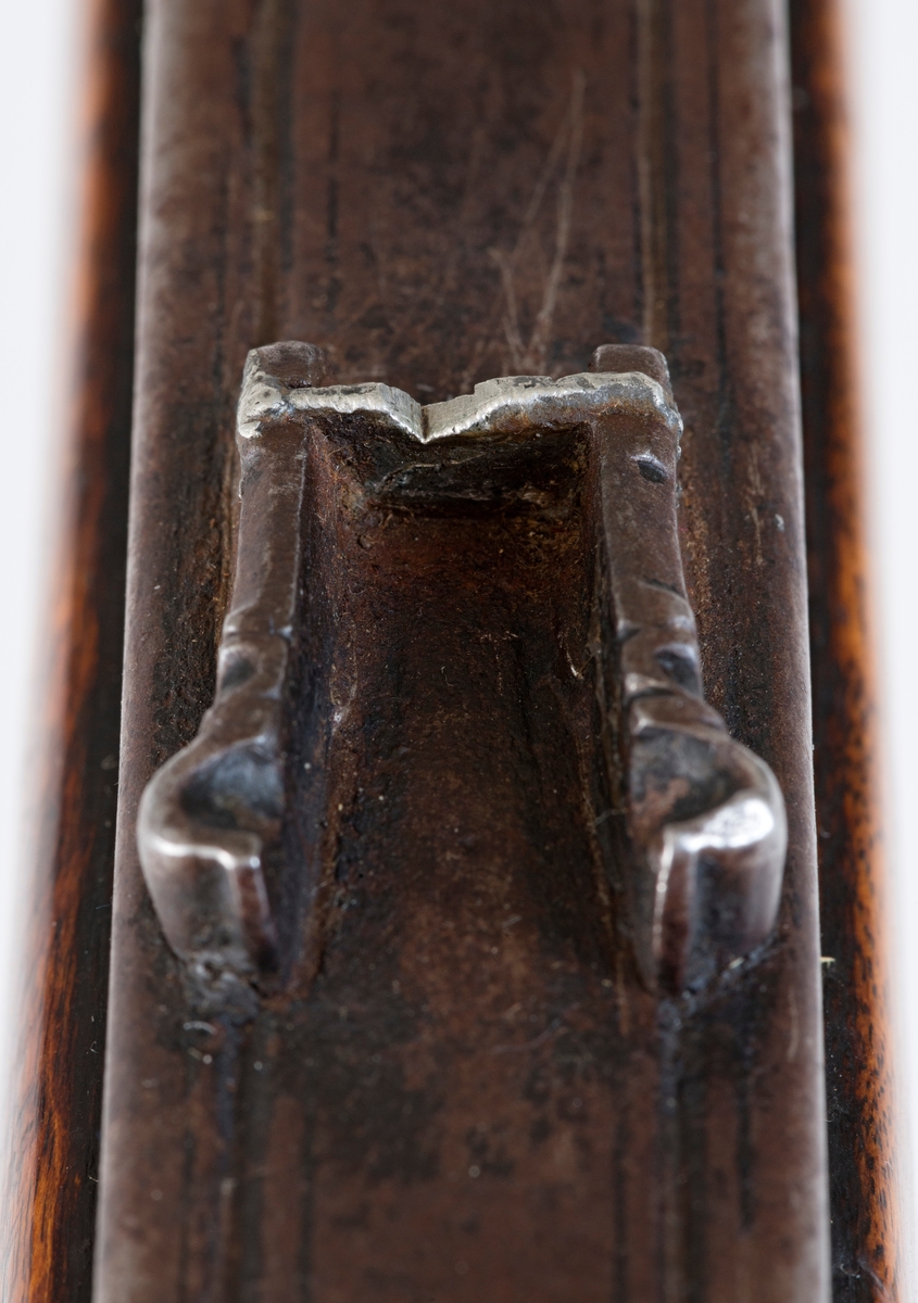 Enkeltløpet «østerdalsrifle» med kassepipe, har opprinnelig hatt flintlås, men er seinere omgjort til perkusjon for rundkule. Børsepipas kammerende (ca. 28, 5 cm) har firkantet tverrsnitt med en inskripsjon/dekor på oversida. Inskripsjonen er vanskelig lesbar, men omfatter muligens sifrene «3235». Pipemunningen er åttekantet, så vel utvendig som i løpsmunningen, som har en diameter på cirka 14 millimeter. På pipas «sidefalser», cirka 9-10 centimeter foran det bakre siktet (skuret), er det slått inn fire kronestempler.  Underbeslaget er 28, 5 centimeter langt.  Den bakre delen av denne komponenten er glatt, med unntak av to gjennombrudte skuehull.  Den fremre delen av underbeslaget er profilert, som en treleddet knopp.  Sjølve avtrekkerbøyla har elipseform, som også gjentas i overflateprofilering. Stokken er lagd av brunbeiset bjørk. Ladestokken mangler. Den har vært festet med tre rørkner. Kolben har kinntre. Stokken er sprukket på motsatt side av kammeret. Låseblikket har inngravert rankedekor og initialer, «T. T. S. » eller muligens «J. T. S. » (i så fall antakelig for Jo Tjøstolson). Over sprekkdannelsen på venstre side av stokken er det dels felt inn, dels fastskrudd et rankeformet jernbeslag. Kolbeenden er beskyttet av ei jernkappe. Kolba har ei påspikret sølvplate med følgende innskrift: «Denne riflen har tilhørt Jo Gjende».  Det er grunn til å tro at denne plata er påsatt av en samler som kjøpte våpenet i etter å ha blitt overbevist om at det hadde tilhørt denne legendariske jegeren.

I fenruar 2023 mottok museet følgende epost-kommentar fra børesemaker Tor Egil Mauseth, som hadde funnet omtale av dette våpenet på nettstedet Digitalt museum:

«Sidelåsen som sitter på denne børsa har tidligere vært en flintlås. Det ser man av skruehullene etter pannedeksel og fjær. Har ikke funnet kassepiper som er lengre enn denne. Det skulle tilsi at dette kan være langpipa til Jo. Langpipa ril Jo hadde jo gravert sidelås etter Langrusten. Denne har jo gravert sidelås. Vet bare om ei anna kassepipe som har gravert sidelås.»