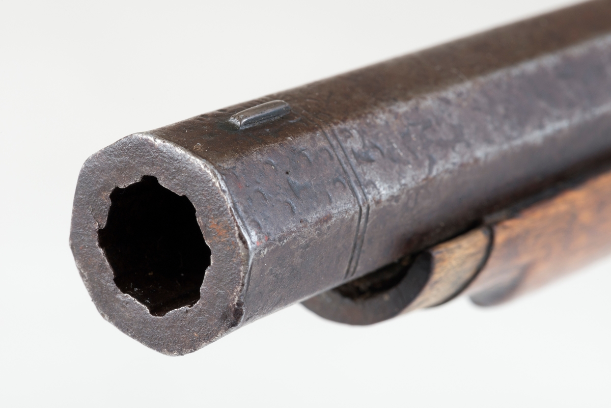 Enkeltløpet «østerdalsrifle» med kassepipe, har opprinnelig hatt flintlås, men er seinere omgjort til perkusjon for rundkule. Børsepipas kammerende (ca. 28, 5 cm) har firkantet tverrsnitt med en inskripsjon/dekor på oversida. Inskripsjonen er vanskelig lesbar, men omfatter muligens sifrene «3235». Pipemunningen er åttekantet, så vel utvendig som i løpsmunningen, som har en diameter på cirka 14 millimeter. På pipas «sidefalser», cirka 9-10 centimeter foran det bakre siktet (skuret), er det slått inn fire kronestempler.  Underbeslaget er 28, 5 centimeter langt.  Den bakre delen av denne komponenten er glatt, med unntak av to gjennombrudte skuehull.  Den fremre delen av underbeslaget er profilert, som en treleddet knopp.  Sjølve avtrekkerbøyla har elipseform, som også gjentas i overflateprofilering. Stokken er lagd av brunbeiset bjørk. Ladestokken mangler. Den har vært festet med tre rørkner. Kolben har kinntre. Stokken er sprukket på motsatt side av kammeret. Låseblikket har inngravert rankedekor og initialer, «T. T. S. » eller muligens «J. T. S. » (i så fall antakelig for Jo Tjøstolson). Over sprekkdannelsen på venstre side av stokken er det dels felt inn, dels fastskrudd et rankeformet jernbeslag. Kolbeenden er beskyttet av ei jernkappe. Kolba har ei påspikret sølvplate med følgende innskrift: «Denne riflen har tilhørt Jo Gjende».  Det er grunn til å tro at denne plata er påsatt av en samler som kjøpte våpenet i etter å ha blitt overbevist om at det hadde tilhørt denne legendariske jegeren.

I fenruar 2023 mottok museet følgende epost-kommentar fra børesemaker Tor Egil Mauseth, som hadde funnet omtale av dette våpenet på nettstedet Digitalt museum:

«Sidelåsen som sitter på denne børsa har tidligere vært en flintlås. Det ser man av skruehullene etter pannedeksel og fjær. Har ikke funnet kassepiper som er lengre enn denne. Det skulle tilsi at dette kan være langpipa til Jo. Langpipa ril Jo hadde jo gravert sidelås etter Langrusten. Denne har jo gravert sidelås. Vet bare om ei anna kassepipe som har gravert sidelås.»