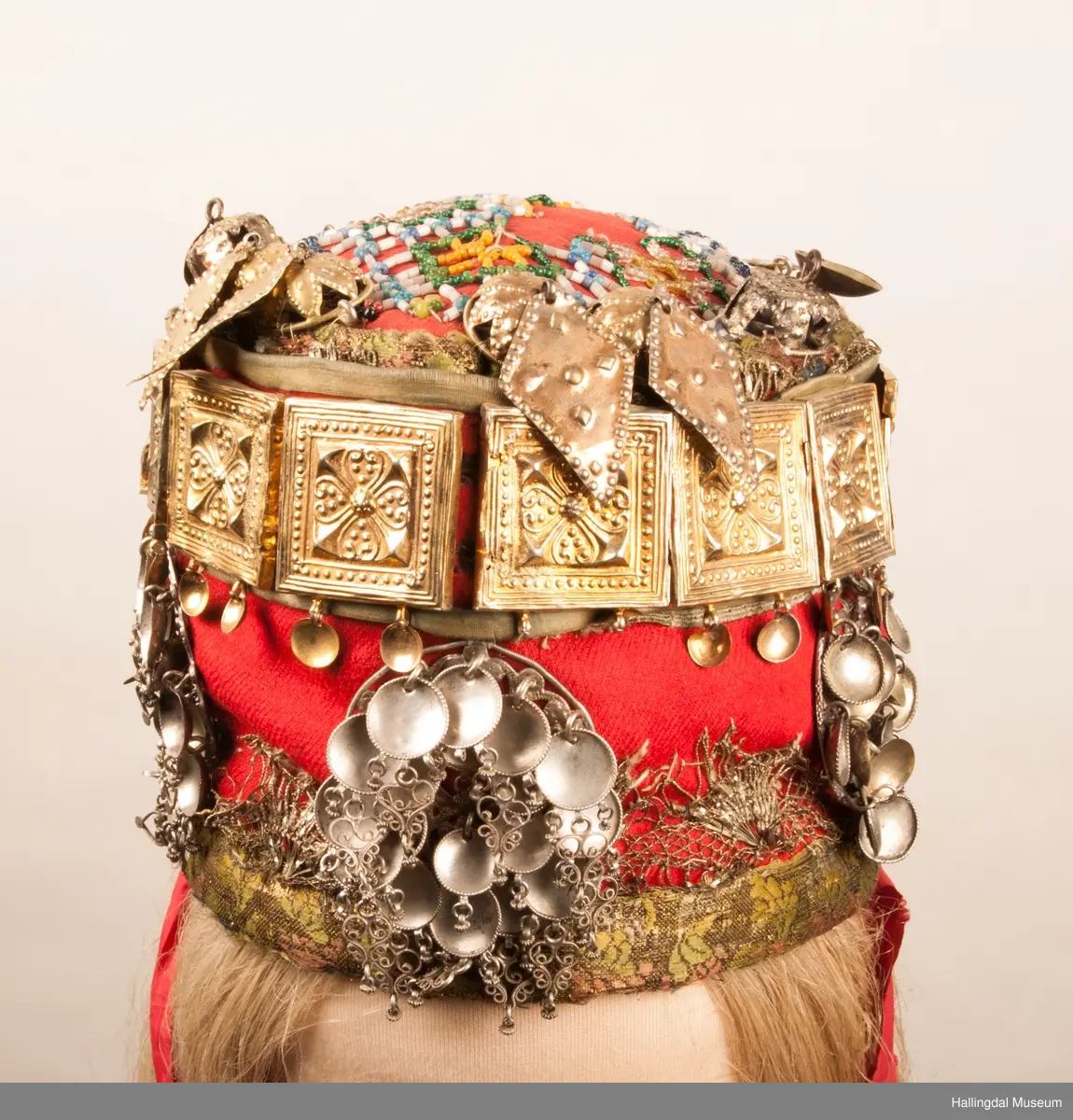 Brudelue HFN 03603 består av stølebelte HFN 03127, 5 søljer: HFN 03128, HFN 03129, HFN 03130, HFN 03131 of HFN 03132.  Det er også 4 hekter på brudelua: HFN 03133 a-b, HFN 03134, HFN 03135 a-b og HFN 03136 a-b.