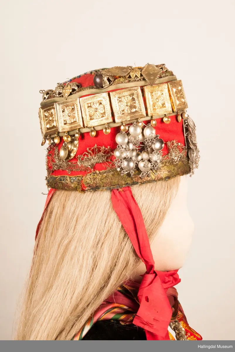 Brudelue HFN 03603 består av stølebelte HFN 03127, 5 søljer: HFN 03128, HFN 03129, HFN 03130, HFN 03131 of HFN 03132.  Det er også 4 hekter på brudelua: HFN 03133 a-b, HFN 03134, HFN 03135 a-b og HFN 03136 a-b.