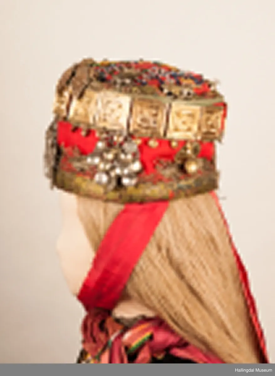 Brudelue HFN 03603 består av stølebelte HFN 03127, 5 søljer: HFN 03128, HFN 03129, HFN 03130, HFN 03131 of HFN 03132.  Det er også 4 hekter på brudelua: HFN 03133 a-b, HFN 03134, HFN 03135 a-b og HFN 03136 a-b.