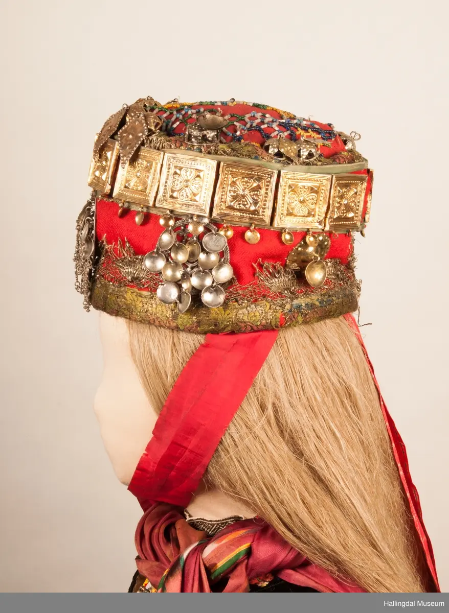 Brudelue HFN 03603 består av stølebelte HFN 03127, 5 søljer: HFN 03128, HFN 03129, HFN 03130, HFN 03131 of HFN 03132.  Det er også 4 hekter på brudelua: HFN 03133 a-b, HFN 03134, HFN 03135 a-b og HFN 03136 a-b.