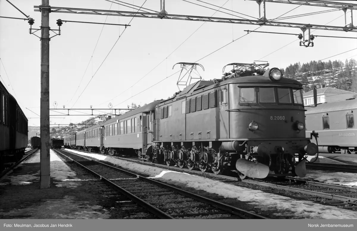 Elektrisk lokomotiv type El 8 nr. 2060 med dagtoget fra Stavanger til Oslo V, hurtigtog 702, på Nelaug stasjon.