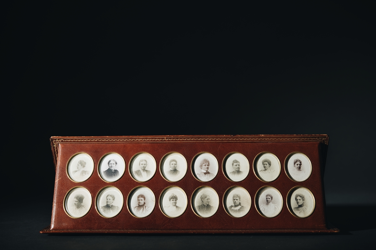 Läderetui med 16 medaljer med kvinnoporträtt i följande ordning (enligt maskinskrivet ark liggandes löst):
"Styrelsen för Kvinnoförbundet för Sveriges Sjöförsvar 1895-1897"
1. Amiralinnan Christersson
2. Fru Anna Wallenberg
3. Fru Coralie Elliot
4. Fru Landshöfdingsk. Emma Dyrssen, f. Fock
5. Fru Juel f. Björkman
6. Fru Hildegard Elliot f. Stråhle
7. Fru Ebba v. Eckerman f. Grevinnan v. Hallwyl
8. Fru Lannerstierna f. Almgren
9. Grevinnan Lotten Hamilton f. Beck-Friis
10. Fru Charlotte Wessäll f. Lewnhaupt
11. (tomt)
12. Fru Ida Carlstedt
13. (tomt)
14. Fru Wrangel f. Hallberg
15. Friherrinnan Ingeborg Hermelin f. Strömberg
16. (tomt)