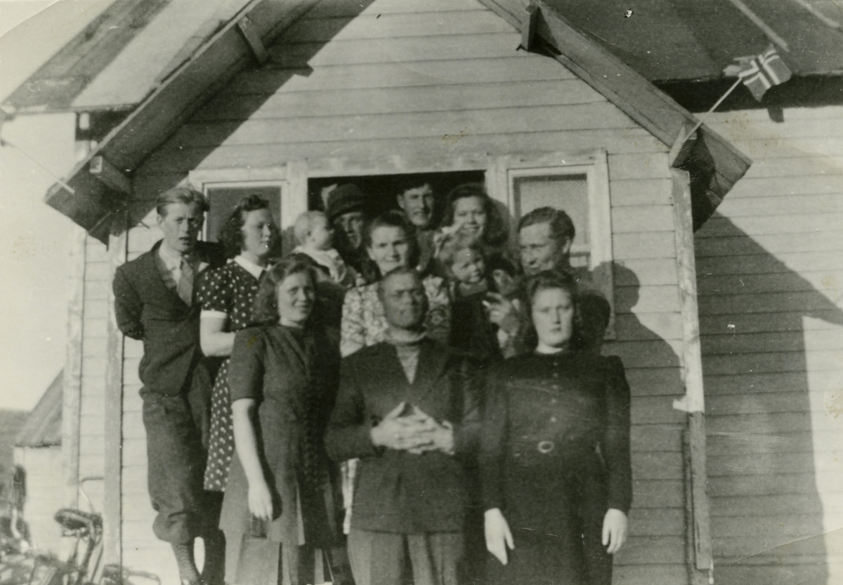Bildet tatt foran Ittelin-huset i forbindelse med Sofie Ittelins 25 årsdag 17.05.1946. De tre bakerste: Einar Jakola med Annelise på armen, Sverre Jakola, Julie Reisænen. De fire i midten: Bjarne Nilsen, Magnhild Ittelin, Lise Jørgensen, William Mietinen med Mai Jørgensen på armen. De tre foran: Sofie Ittelin, Fridtjof Reisænen og Hildur Henninen.
