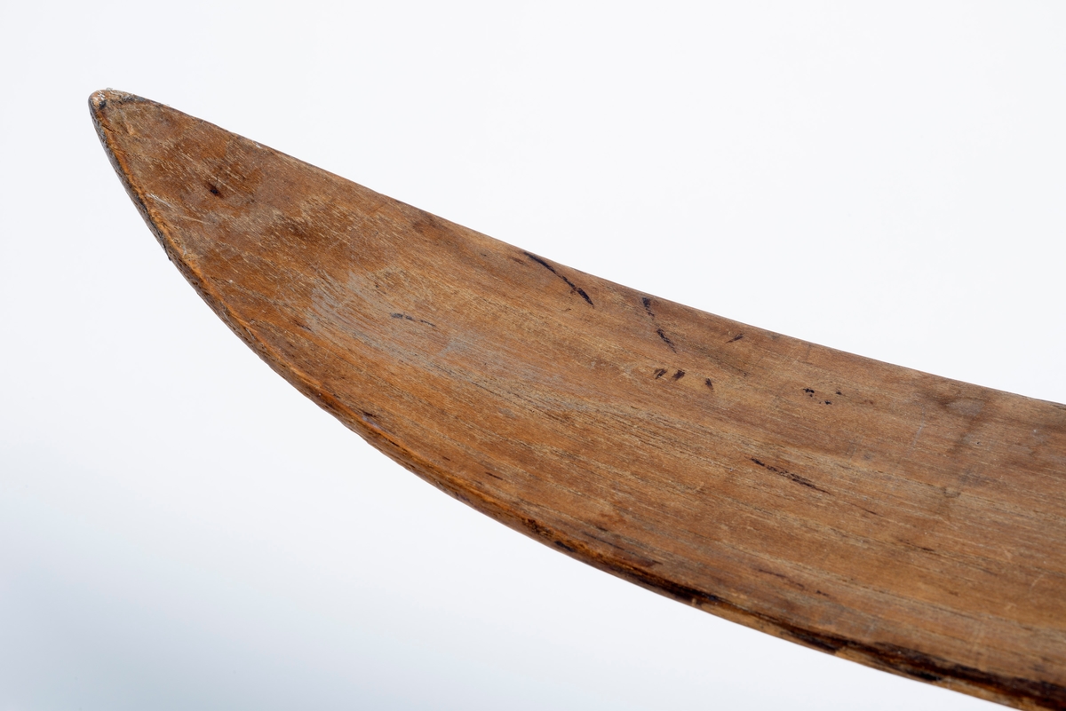 Skiene er brukt av Erik Andersson, Moelv, for å komme fram til fiskeplasser på Mjøsa. Skiene har bindingen av typen "Gresshoppa" no. 1, og er en tåbinding med bakbinding. Skiene er heltreski av hickory. De er 213 - 213,5 centimeter lange, målt i rett linje mellom bakender og tupper. Bredden foran, der hvor krumminga mot tuppene begynner er 7,3 - 7,4 centimeter. På midten, ved «fotstegene», der støvlene til skiløperen skulle festes, er bredden 6,1 centimeter, og i bakendene er breddemålet 6,5 centimeter. Sistenevnte mål er tatt cirka 4 centimeter framfor endene, som her er noe innsvingte. Tjukkelsen der hvor krumminga mot tuppene starter er 7-8 millimeter. Ved fotstegene er skiene om lag 3,0 centimeter tjukke, og i bakendene 1,4 centimeter. Langs midtaksene på sålene er det høvlet 1,5 centimeter brede styrerender. Oversidene av skiene er planhøvlete fremst, mot tuppene, og på fotstegene. Mot fotstegene har overflatene markerte, avrundete midtrygger. Skiene har bindinger med tåjern, bestående av to vinkeljern som er fastskrudd med en innbyrdes avstand og innbyrdes vinkler som skulle passe til den fremre delen av støvlesåla til skiløperen. På yttersidene av de oppovervendte delene av tåjerna er det montert hengsler for reimene som har fungert som bakbindinger. Dette er L'labbé Lunds patentbindinger fra 1920-åra. Fotstegene - både like foran og like bak tåjerna - er beslått med biter av svart gummi, som skulle forebygge slitasje fra støvlesålene.

Skiene er blitt brukt av givers bestefar. Han var en ivrig isfisker.  Skiene ble gjerne brukt som fremkomstmiddel til pilkeplassene. Familien hadde faste plasser og faste pilkehull som ingen andre fikk bruke, og det ble fisket mye ved Thomasøra. Den gjeveste fisken å få var ørret, men de pilket også etter sik. De fisket bare 15-30 cm. under isen. Denne siken gikk under navnet oppundersik. De fikk også mye abbor som de ga bort til naboer som de visste likte fisk. 

De pilket lake ved Helgeberget rundt påsketider, og klubbet lake på isen på grunt vann. For å komme fram til pilkeplassene ble det brukt skøyter, ski eller spark.