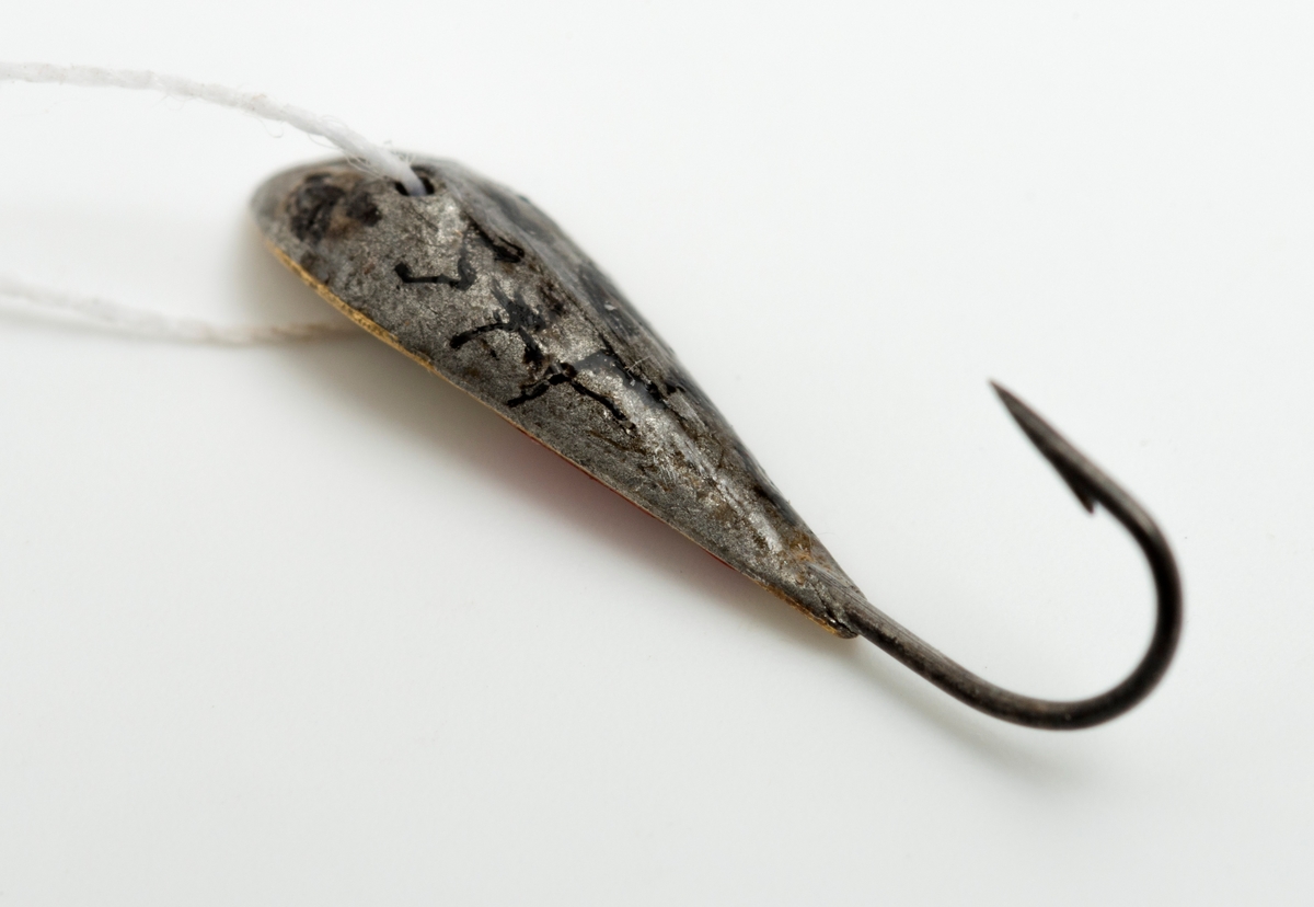 Pilken, mormyskaen, er en støpt blyklump med krok i ene enden og hull på midten for innfesting av sene. Mormyskaen har en omvendt dråpeform når den henger med kroken vendt ned. 
På den ene siden er det lagt på et metall, trolig messing. Det er påført et lite parti med rød lakk på metallet. Mormyskaen er utformet slik at det skal etterligen små dyr i vannet, bunnslammet, ( f. eks. vannlopper).  Kroken kan f. eks. agnes med maggot, fjærmygglarver og mark. Agnet festes slik at krokspissen synes. 
Mormyskaen brukes til isfiske. 