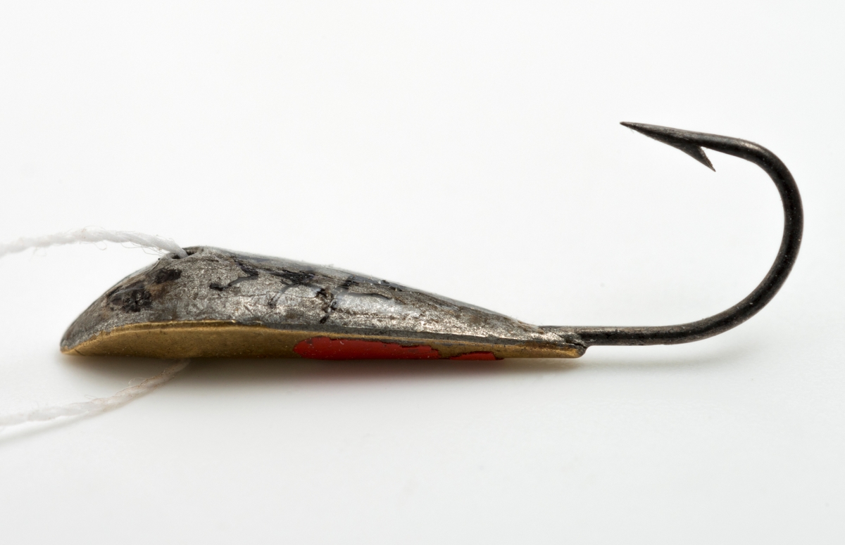 Pilken, mormyskaen, er en støpt blyklump med krok i ene enden og hull på midten for innfesting av sene. Mormyskaen har en omvendt dråpeform når den henger med kroken vendt ned. 
På den ene siden er det lagt på et metall, trolig messing. Det er påført et lite parti med rød lakk på metallet. Mormyskaen er utformet slik at det skal etterligen små dyr i vannet, bunnslammet, ( f. eks. vannlopper).  Kroken kan f. eks. agnes med maggot, fjærmygglarver og mark. Agnet festes slik at krokspissen synes. 
Mormyskaen brukes til isfiske. 