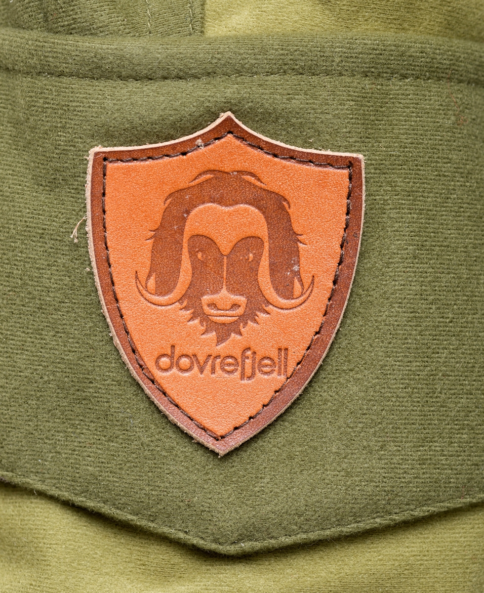 Doverefjell Jeger'n bukse til herre i størrelse medium. Buksa har et ytterfor i børtstet mikrofiber. Den har vanntett membran med tapede sømmer. Jaktbuksa har et isolerende nettingfor som motvirker kondens. Videre har den formsydde knær og sete for best mulig passform og bevegelses frihet. Forhøyet ryggstykke i kors ryggen med elastikk, knapper for bukse seler, solide beltehemper, frontlukking med kraftig borre lås og glidelås. Ekstra utlufting, romslig lår lomme, to dype stikklommer og baklomme, alle med glide lås. Kraftige innstrammings muligheter nede. [Beskrivelsen av buksa er hentet fra omtale på Friluftsmagasinets hjemmeside]