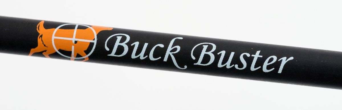 Pil av karbonmateriale (karbonfiber) utstyrt med jaktpil (spiss) med tre skjær. Skjærene er av stål. Pilen har styrefjær av kunststoff i oransje og hvitt. Pilen har en oransje nock av plastmateriale i enden som tres på buestrengen. 
Pilen og har gjenger i ene enden, slik at spissen kan byttes etter behov. 