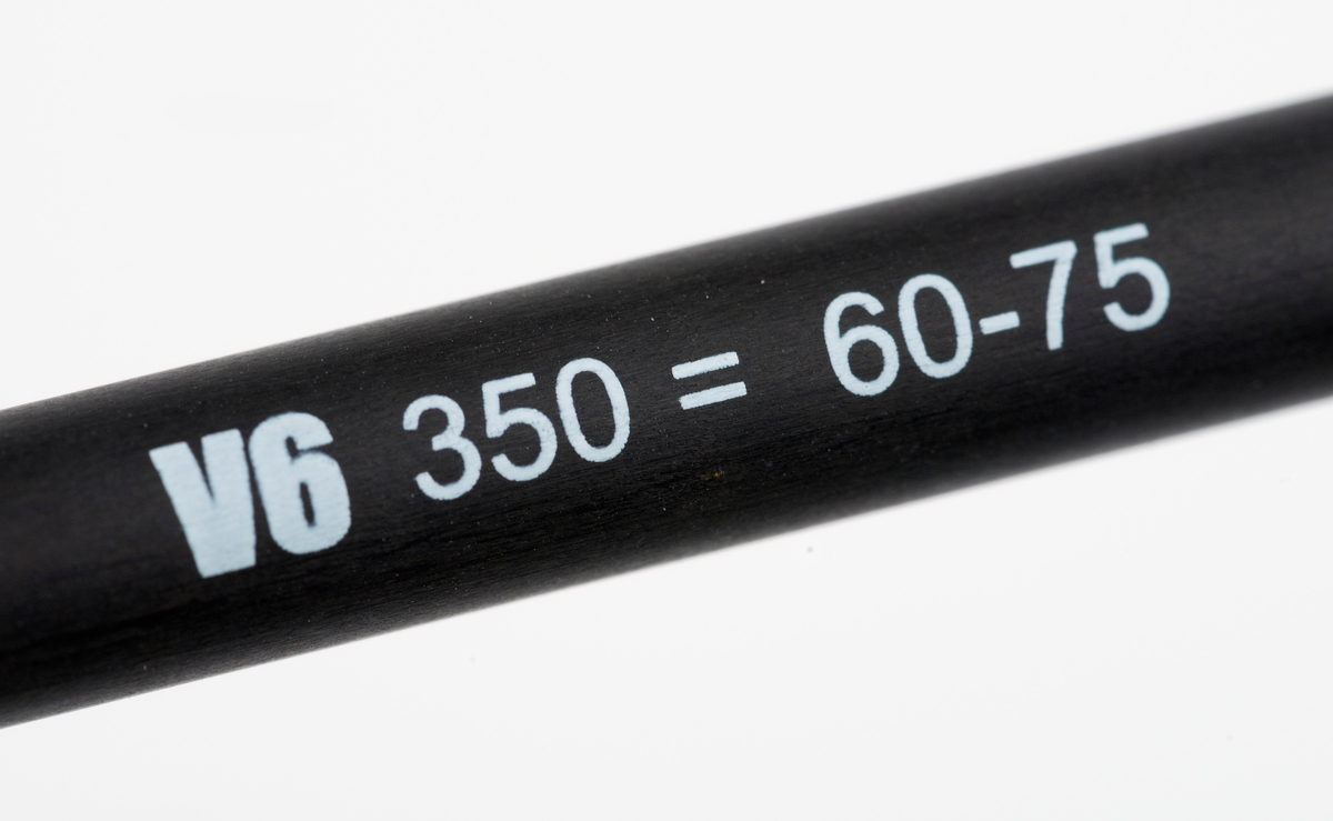 Pil av karbonmateriale (karbonfiber) utstyrt med feltspiss. Pilen har styrefjær av kunststoff i oransje og hvitt. Pilen har en oransje nock av plastmateriale i enden som tres på buestrengen. 
Pilen og har gjenger i ene enden, slik at spissen kan byttes etter behov. 