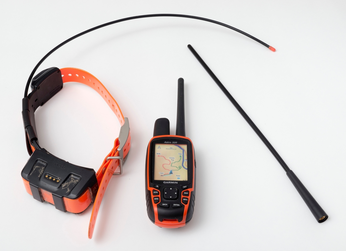 Komplett hundepeiler, hundesporingssystem, av typen Astro 320 fra Garmin. Hundesporingssystemet baserer seg på GPS, satelittbasert radionavigasjon. 
Hundepeilersystemet består av 3 deler: 
1. Håndholdt GPS enhet, Astro 320, for å spore hunden
2. Trådløs sendehalsbånd, DC 50 med antenne og batteri
3. Antenne, skogsantenne

På den håndholdte GPS-enheten kan brukeren få en nøyaktig angivelse av hundens posisjon. Senderhalsbådet med antenne festes på hunden. [Se referanse til vedlagte filer]